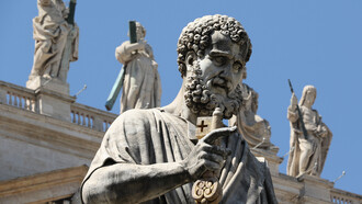 Basilica di San Pietro, particolare della Statua di San Pietro che tiene le chiavi, opera di Giuseppe De Fabris, Piazza San Pietro, Città del Vaticano