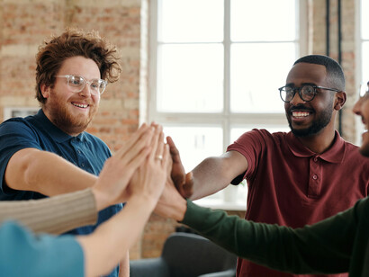 Un team che si gratifica per il lavoro svolto