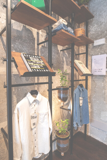 Un modello di vera circolarità, capace di offrire all’industria della moda la soluzione al suo più grande problema ambientale, ossia lo smaltimento della sovrapproduzione annuale di capi