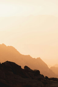 Uniquement mené par la force de ses jambes, le voyageur dévale les collines chiliennes, cherchant à percer les mystères du pays, à trouver enfin sa paix intérieure