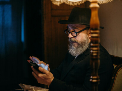 Com tecnologia avançada de reconhecimento de imagem o OrCam MyEye oferece uma experiência inclusiva permitindo a realização de tarefas diárias sem assistência constante