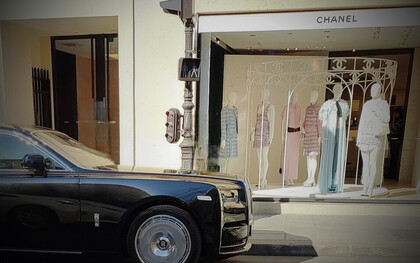 L’héritage de Coco Chanel se prolonge dans le paysage parisien, entre l’élégance intemporelle de ses boutiques et des lieux emblématiques comme le 19M, où la haute couture française continue de s’écrire
