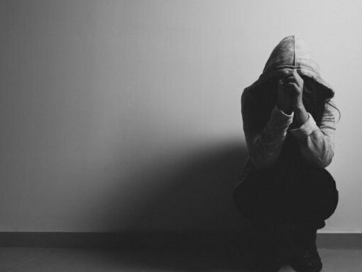 O desaparecimento, a ausência do que detinha e significava, causa tristeza