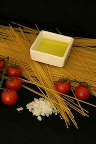 Ingredientes organizados para a preparação da refeição. O que aprendi com o passar do tempo foi que é possível usar alguns princípios de organização e planejamento que temos na operação das cozinhas profissionais para ajudar a driblar todas essas questões. São processos e maneiras diferentes de pensar que fazem toda a diferença aqui em casa e que acredito que podem também te ajudar muito por aí