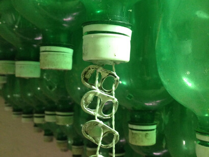 Esculturas hechas con materiales reciclados por Antenor Clodoaldo Alves Feitosa en su casa de Paraisópolis, São Paulo, Brasil