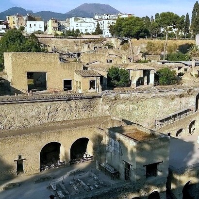A differenza di Pompei, Ercolano fu ricoperta da materiale piroclastico ad alta temperatura che carbonizzò ma anche preservò strutture lignee e alimenti. Il sito archeologico di Ercolano, ph P.P. Petrone. Campania, Italia 