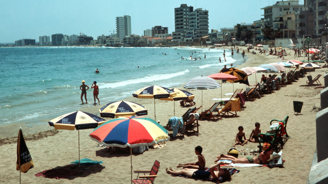 Postal de Varosha durante su apogeo como lugar de veraneo