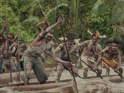 Estas jerarquías masculinas, aunque diferentes en forma, estaban profundamente enraizadas en la dominación de género, a la que coronaban simbólicamente