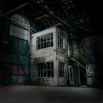 Prédio abandonado. Deve estar empatado em tribunal, em partilhas litigiosas, e nenhum tubarão capitalista lhe reconheceu, ainda, algum valor