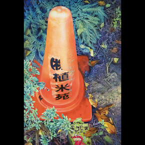 Yasushi Ikejiri, With a Pylon, 2023, oil on canvas, 31.6x20.9 x 1.3 inches. Courtesy the artist and Seizan Gallery