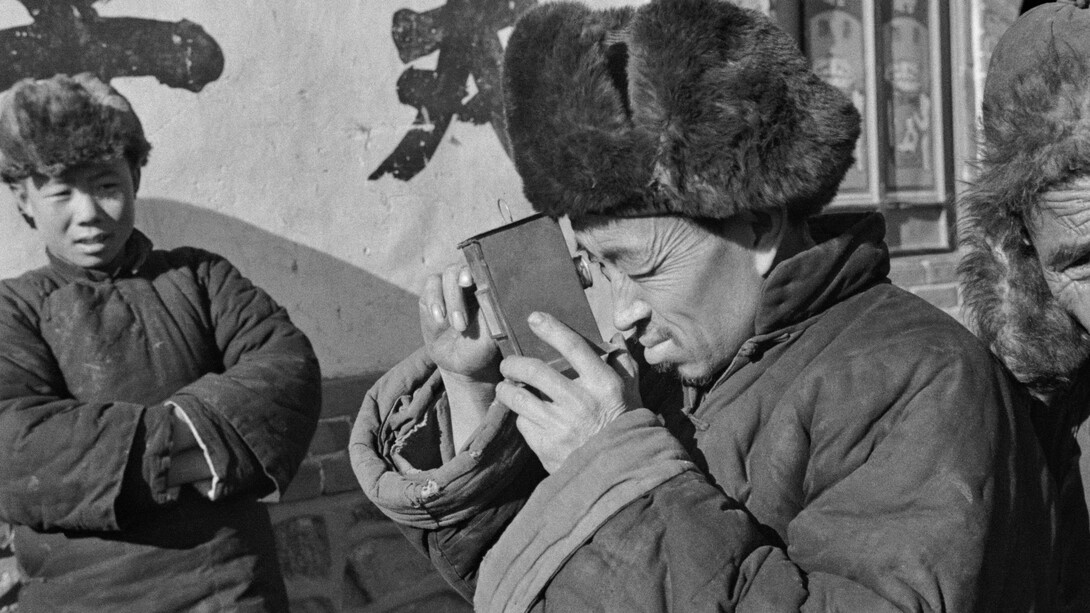 Ella Maillart, Jour de foire à Weichang, dans l'ancienne province de Jehol, découverte de la lanterne magique, 1934, Mandchoukouo © Succession Ella Maillart et Photo Elysée, Lausanne