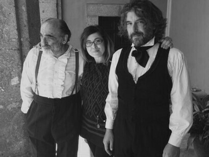 Emanuela Morozzi mit Luca Lionello und Alessandro Haber auf dem Set des Kurzfilms: Giuseppe Verdi. Le memorie nel petto (Dt.: Giuseppe Verdi. Die Erinnerungen im Herzen)