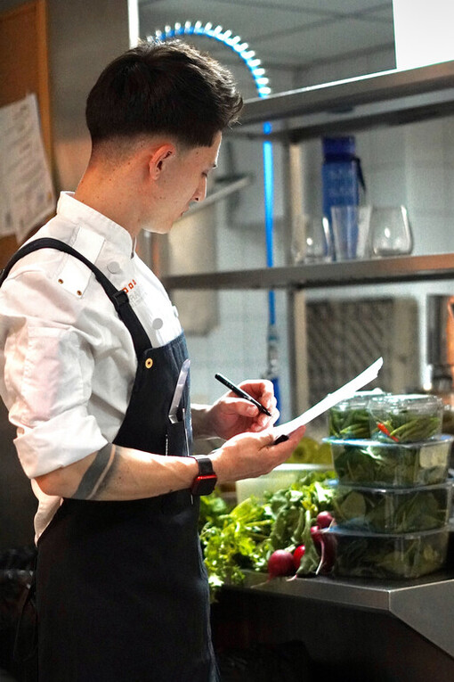 Luis Ojeda creció rodeado de dulces, recetas familiares y tradiciones culinarias que marcaron su vocación desde niño