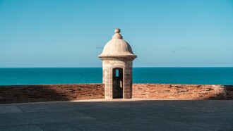 Icono del Viejo San Juan: histórica garita colonial de piedra sobre el Castillo San Cristóbal, fortaleza y Patrimonio de la Humanidad.