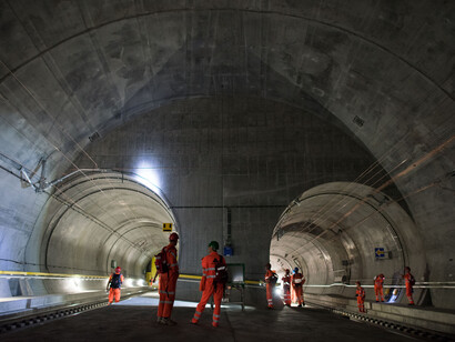 Operai al lavoro nel tunnel