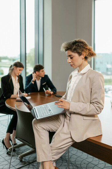 O arquétipo de fora-da-lei usa o medo para ganhar poder, representado por marcas que desafiam padrões e geram estranheza ao público