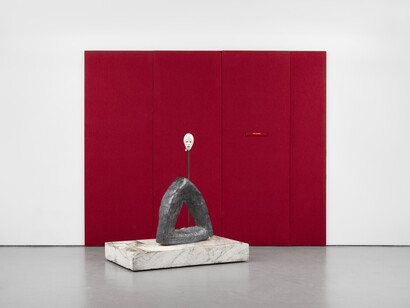 Theaster Gates, 11th Floor with Triangle and Mask, 2023. Fabric on panel with metal plaque, high-fired stoneware sculpture on marble plinth and oil-based enamel painted mask with metal stand, Dimensions variable © Theaster Gates. Photo © White Cube (On White Wall)