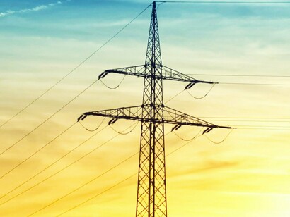 Torre de transmissão. As primeiras referências à eletricidade remontam à Grécia Antiga, onde filósofos como Tales de Mileto notaram que, ao esfregar âmbar, este atraía pequenos objetos. Esse fenômeno, agora conhecido como eletricidade estática, foi o ponto de partida para o entendimento da eletricidade

