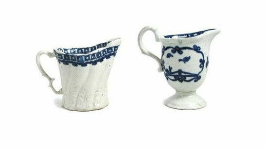 Thrie Estaits, English Porcelain Blue and White Jugs, 1790, The porcelain produced by Seth Pennington was a bone ash, or phosphatic porcelain. The glaze has a typical blue tinge. Pennington, Liverpool