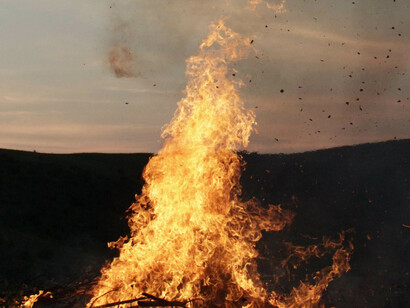 Danza del fuego en la comunidad "Altan Serge". Al pie de la montaña Tologoy, en las afueras de Ulan-Ude. Buriatia, Siberia.