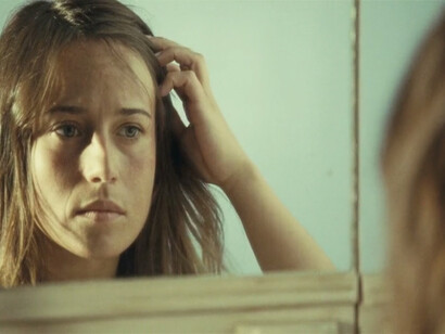 Marta Etura frenta al espejo en "Mientras duermes" (2011)
