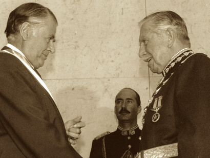 La imagen que simboliza la «transición» chilena: el traspaso de la banda presidencial de Pinochet a Aylwin