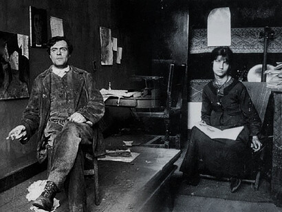 Modigliani nel suo studio insieme a Jeanne Hebuterne
