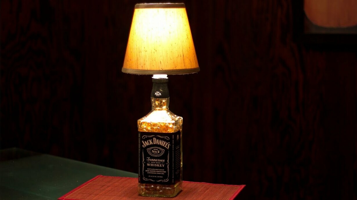 Una lampada piena d'alcol