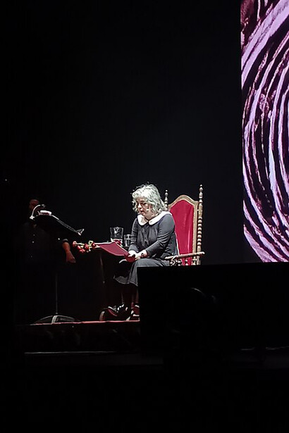 Mariana Enriquez en el evento "No traigan flores" realizado en el Teatro Coliseo, Buenos Aires, Argentina