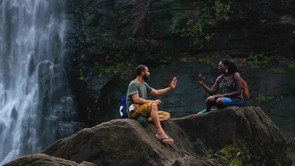 Pesquisadores em estudo in loco de impacto de chuvas em comunidade brasileira. Conheça as nuances históricas e políticas neste debate crucial sobre desigualdade e justiça socioambiental