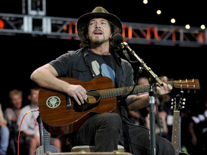 Eddie Vedder alla chitarra