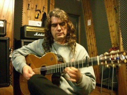 Il musicista croato Aco Bocina in sala di registrazione