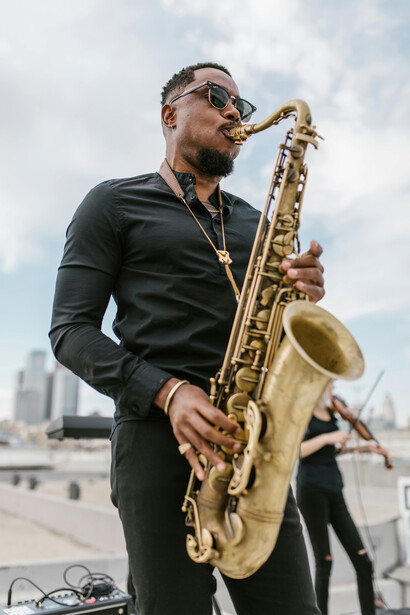 Representação de saxofonista. saxofone, que, vezes sem conta, desalinhavam todos os instrumentos de sopro