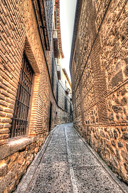 Located in the heart of Toledo, in Spain’s Castile-La Mancha region, the Jewish Quarter is a historic area that reflects the city’s rich Sephardic heritage