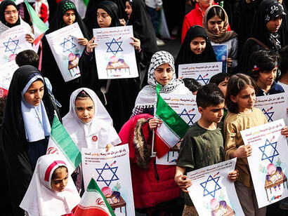 Niños y adolescentes con sus familias se manifiestan en el cuadragésimo día del martirio de los estudiantes de Minab, Teherán, Irán, 7 de abril de 2026. Fotografía: Masoud Shahrestani
