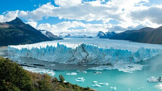 Glaciar Perito Moreno, composición de 5 imágenes tomadas el 3 de noviembre de 2022. La cara norte del glaciar se encuentra a la derecha y la cara sur, a la izquierda. El Brazo Seco (un brazo del lago Argentino) se encuentra a la izquierda de la cara sur. Parque Nacional Los Glaciares, Santa Cruz, Patagonia, Argentina