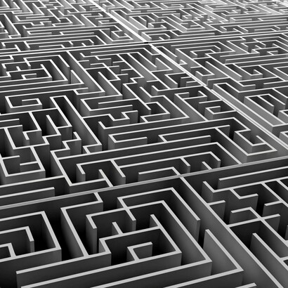 Per orientarsi non basta cercare l’uscita: bisogna accettare che il labirinto non ha un solo centro, né un solo esito