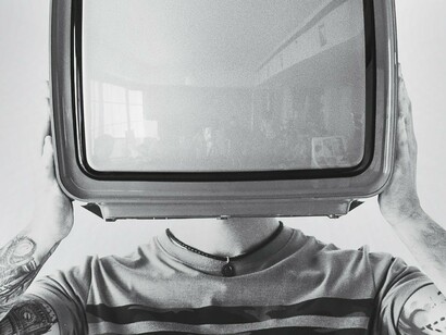 Pessoa com televisor na cabeça. A igualdade é importante, mas focada no intelectual diferente de cada um, priorizando direitos, e não apenas qualidades. A diferença reinará ou a cultura desaparecerá