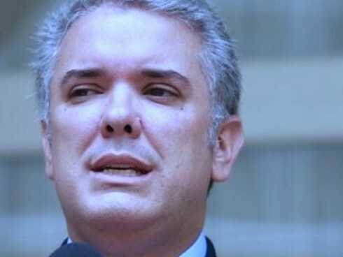 Al mismo tiempo, el Gobierno quiere implementar una reforma tributaria con la cual pretende rebajar impuestos a la gran empresa y a los dividendos