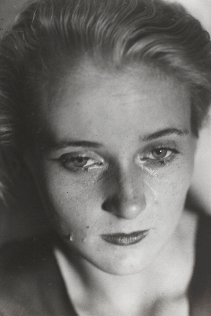 Germaine Krull, Étude pour La Folle d’Itteville, 1931, Tirage gélatino- argentique, 21,9 x 16,4 cm.
Achat grâce au mécénat de Yves Rocher, 2011, Ancienne collection Christian Bouqueret, Centre Pompidou, Paris. Musée national d'art moderne/Centre de création industrielle © Estate Germaine Krull, Museum Folkwang, Essen. Photo © Centre Pompidou, MNAM-CCI, Dist. RMN-Grand Palais / Guy Carrard