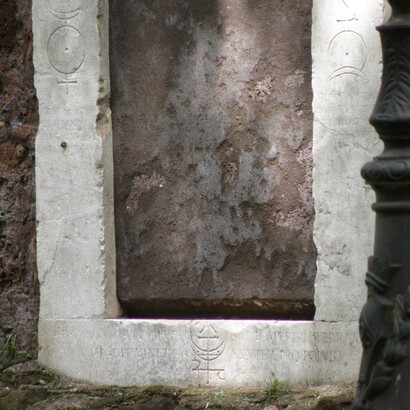 Dettaglio della Porta Alchemica: iscrizione lungo la parte inferiore della porta. Esquilino, Roma, Italia