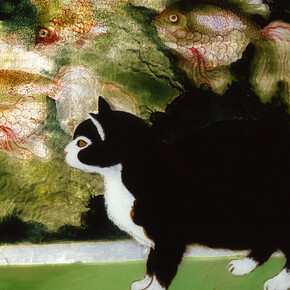 Georges Manzana-Pissarro (1871-1961), Chat et Poissons, Huile sur verre peint au recto juxtaposé sur un fond cartonné recouvert de feuilles d’argent, 48,5 x 55 cm, Signé en bas à gauche, Musée Alphonse-Georges Poulain, Vernon - Inv. 91.5.1