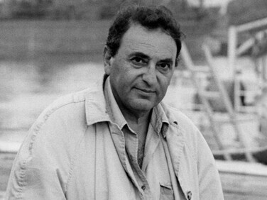 Saer logra que la prosa se vuelva poesía, que lo cotidiano se vuelva excepcional, y que el lector sienta sin saber bien cómo