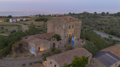 Castello dell’Arso, Mandatoriccio, Calabria, Italia. Abbiamo camminato lungo la piccola salita che dalla strada principale portava alle porte del Castello. La prima occhiata ci ha letteralmente lasciati senza fiato. Di fronte a noi si estendeva un uliveto sinuoso che abbracciava il terreno collinare tutto intorno alle mura del castello, con il mare azzurro a fare da sfondo. © Marilu Parisi