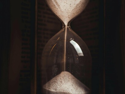 Ampulheta. O silêncio era absoluto. Nenhum tic-tac do relógio, nenhuma notificação vibrando