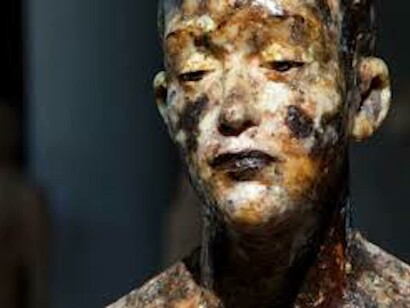 Aron Demetz, "W.T." (dettaglio), legno e resina di pino, 2012, Courtesy Galleria Doris Ghetta – Ortisei