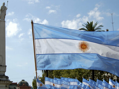 Bandera argentina ondeando en Buenos Aires