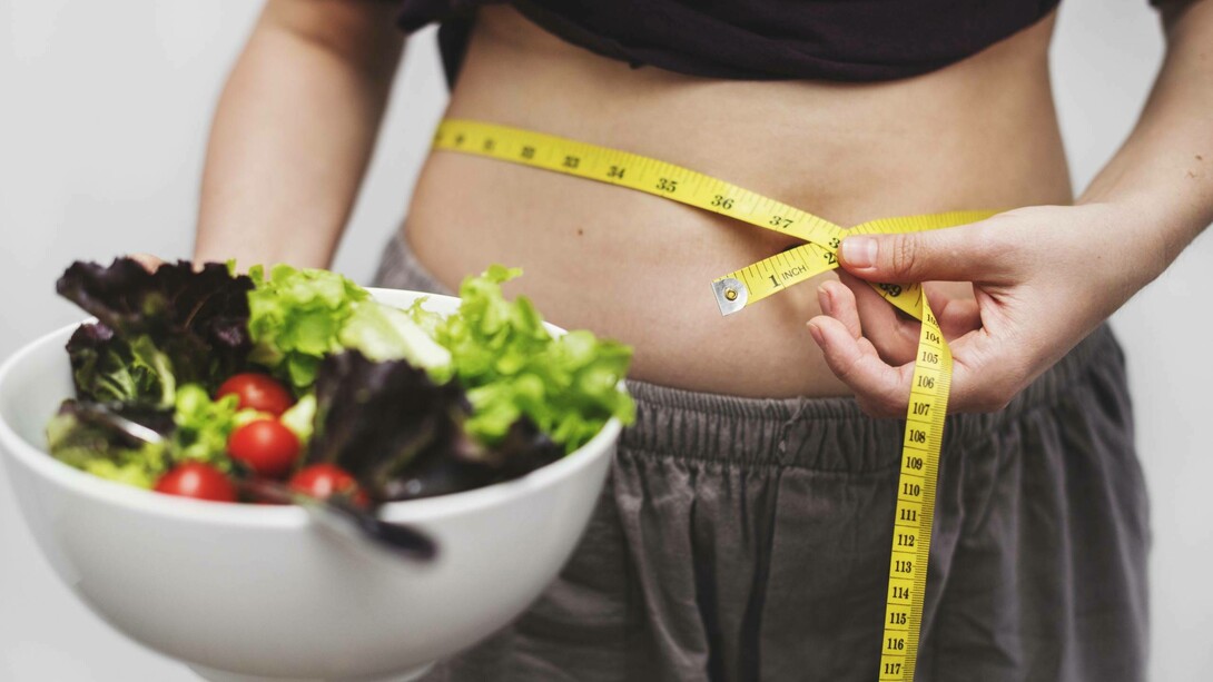 A woman embracing the healthy eating lifestyle in her battle to reduce inflammation