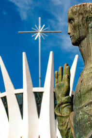 Um das quatro estátuas dos Evangelistas, esculpidas em bronze por Alfredo Ceschiatti e Dante Croce, em frente à catedral de Brasília