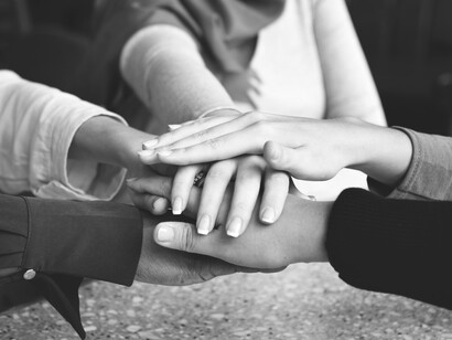 Nei momenti di crisi o conflitto, la fiducia è ciò che permette di superare le difficoltà, offrendo la possibilità di perdonare, ricostruire e andare avanti insieme